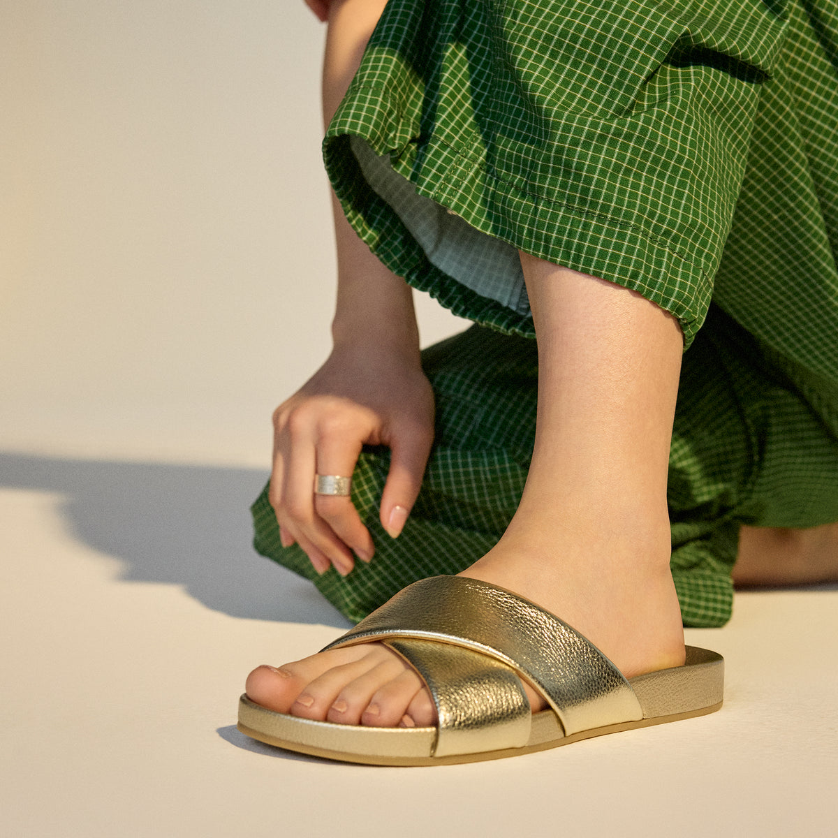 Tide Cross Slide Gold Tumble